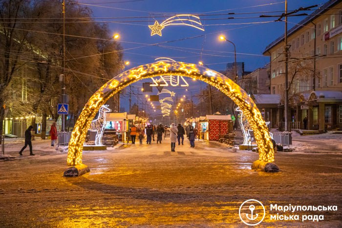 У мережі показали новорічні фото Маріуполя до окупації: "Веселка", вогники і радість